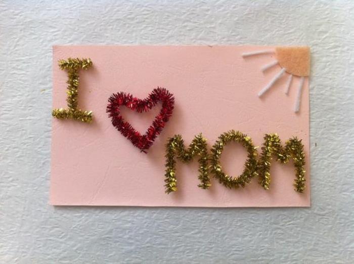 Motinos dienos atvirukas, pranešimas ant atviruko, parašyto guiralndes ir saulė iš veltinio popieriaus