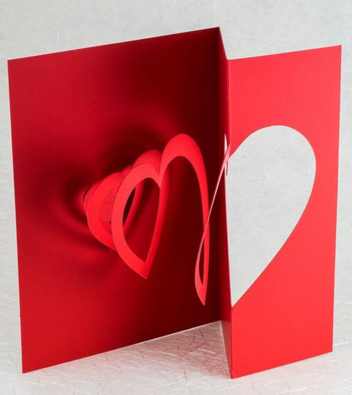 Motinos dienos atvirukas, spiralinė širdis raudonoje kortelėje Valentino dienai ar kitoms atostogoms