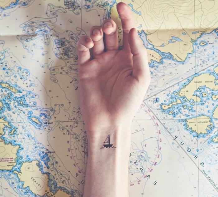 izberite preprosto in majhno tetovažo na temo potovanja in pustolovščine, risanje s črnilom z mini čolnom in morskimi valovi