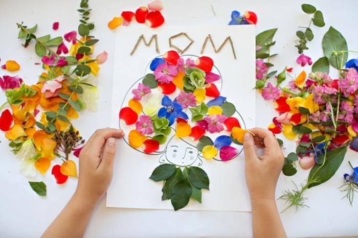 risba voščilnic za materinski dan in naravni materiali, večbarvni cvetni listi, obraz matere, darilo za materinski dan
