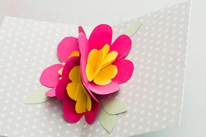 Motinos dienos atvirukas, pasidaryk pats atvirukas su rožine ir geltona 3D gėlėmis