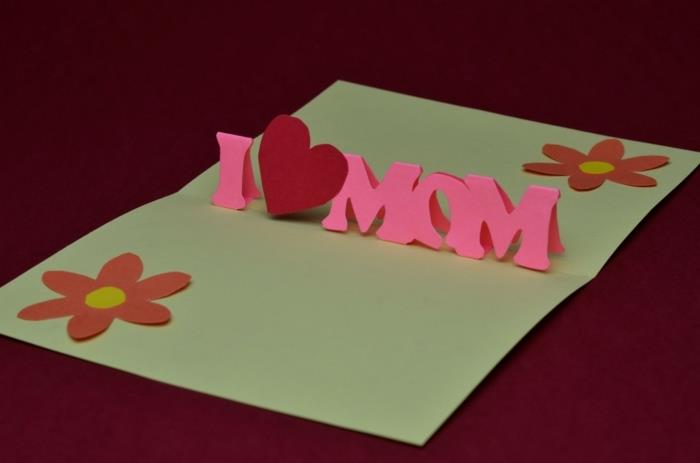 Motinos dienos atvirukas su rožinėmis raidėmis ir raudona širdimi