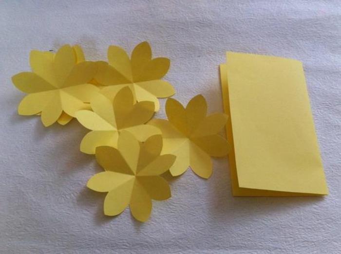 Motinos dienos atvirukas, geltona kortelė su keliomis gėlėmis, kurias reikia uždėti viena ant kitos