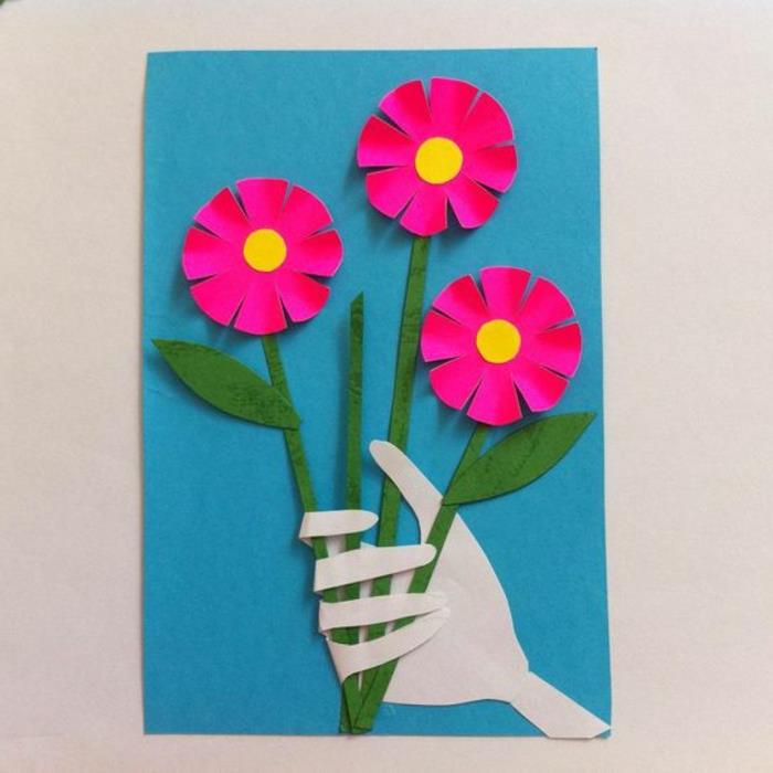 Motinos dienos atvirukas, miela 3D atvirutė su rožinėmis gėlėmis ant mėlyno popieriaus