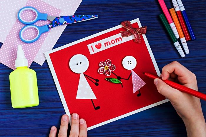 anaokulu çocukları ile yapmak için anne doğum günü hediyesi fikri, küçük quilling çiçek ile kişiselleştirilmiş bir anne ve kızı scrapbooking kartı