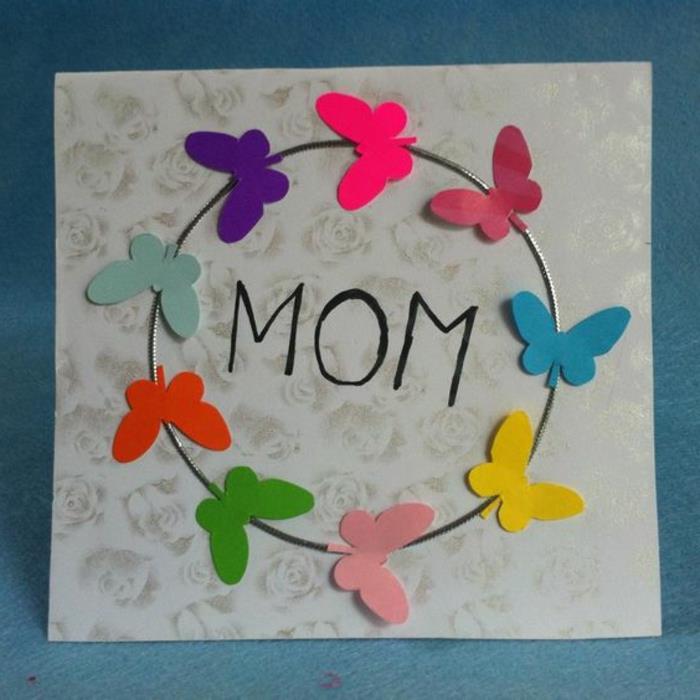 mamos dienos atviruką pasigaminti, ratu skraidantys drugeliai priklijuoti ant rožinio popieriaus kvadrato