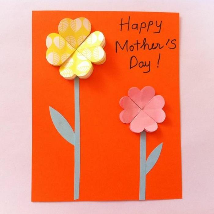 pasidaryti motinos dienos atviruką, gėlės su keturiais žiedlapiais oranžinėje kortelėje