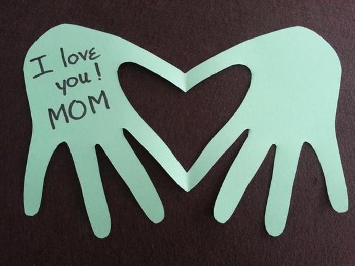 Motinos dienos atvirukas, kurį galima padaryti pagal mamos scenarijų „Aš tave myliu“ ant delno atspaudų