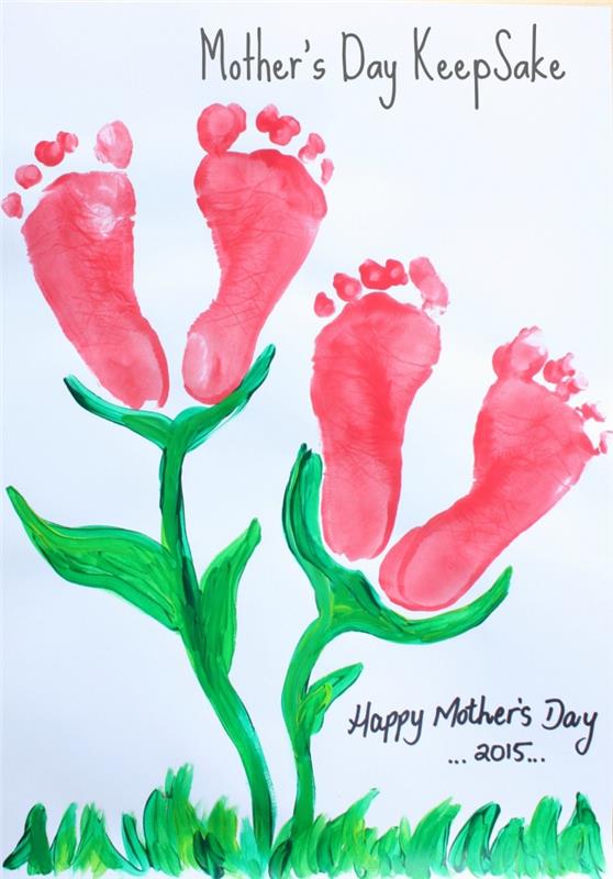 paveikslas su kūdikio pėdsakais raudonos gėlės pavidalu, lengva kortelės idėja su mažaisiais pasidaryti Motinos dienai