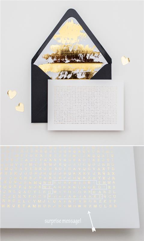 altın metalik bir iç mekana sahip siyah bir zarfın eşlik ettiği karışık kelimeler şeklinde orijinal düğün davetiyesi