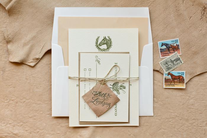 bir deri etiket ve bir kenevir ipliği ile kişiselleştirilmiş ruh düğün davetiyesinin vintage doğası