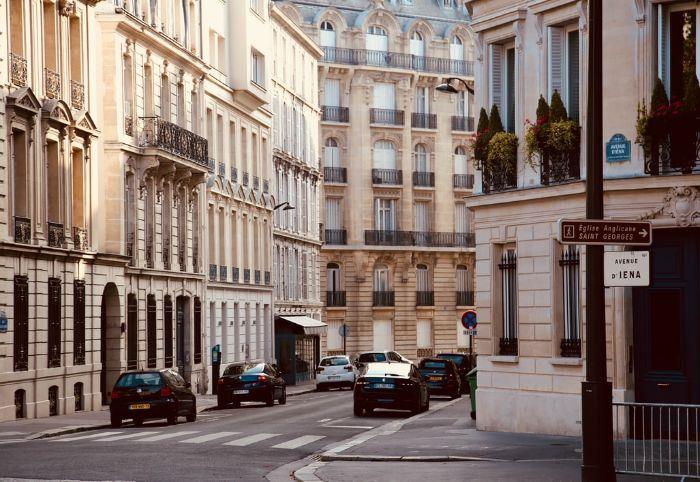 Pariška soseska mirne ulice avtomobili velike zgradbe stanovanje
