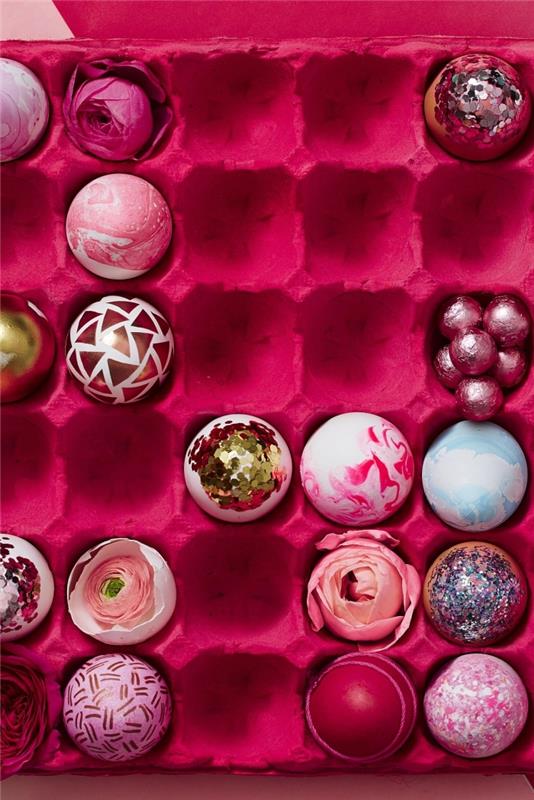 Velykinių kiaušinių dekoravimas fuschia rožine spalva nudažytu kartonu ir skirtingų modelių spalvotais kiaušiniais su geometriniais raštais