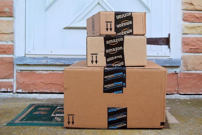 fotografije kartonskih paketov Amazon, ki se zavzema za zmanjšanje emisij ogljika do leta 2030 s programom ničelne pošiljke