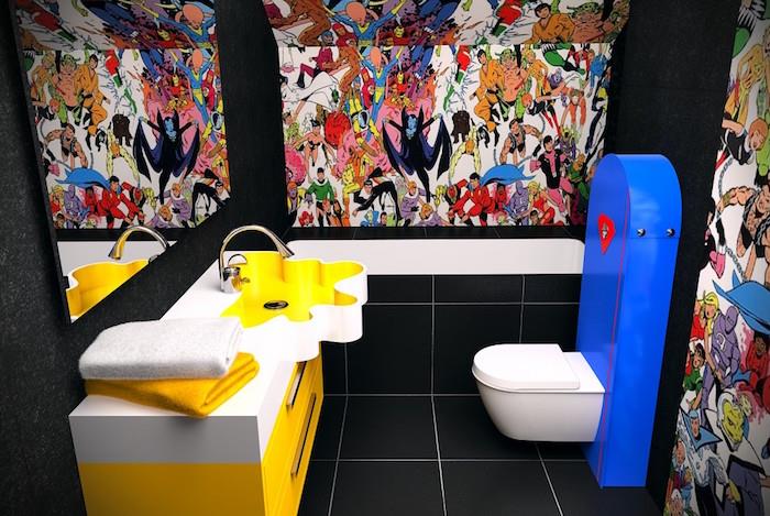 ideje za majhno kopalnico, stranišče s črnimi ploščicami na tleh, črne stene s tremi platni, ki prikazujejo številne pisane junake iz stripov, bela in rumena omara z umivalnikom, modro -belo stranišče