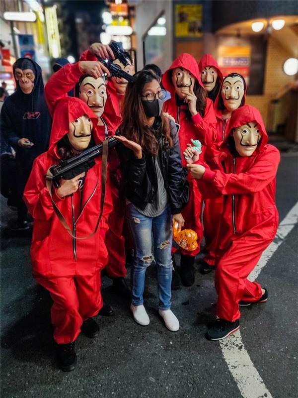 casa de papel cadılar bayramı grubu dali monney soygunu maskeleri kırmızı kostümler kılık değiştirme sinema fikri kılık değiştirme film karakteri