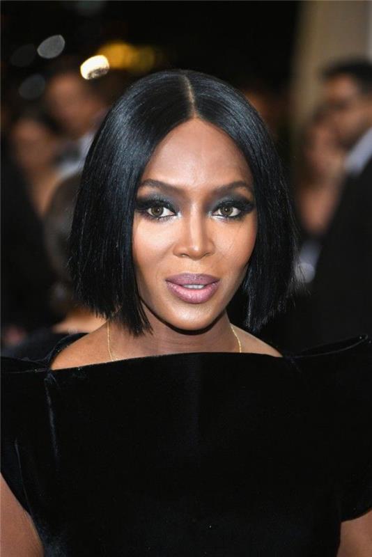 Kare taglio liscio di colore nero, abito di velluto elegante ile Naomi Campbell modeli