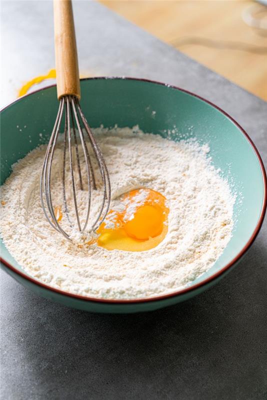 hafif krep hamuruna bir yumurta dökün, pirinç unu ile glutensiz krep nasıl yapılır