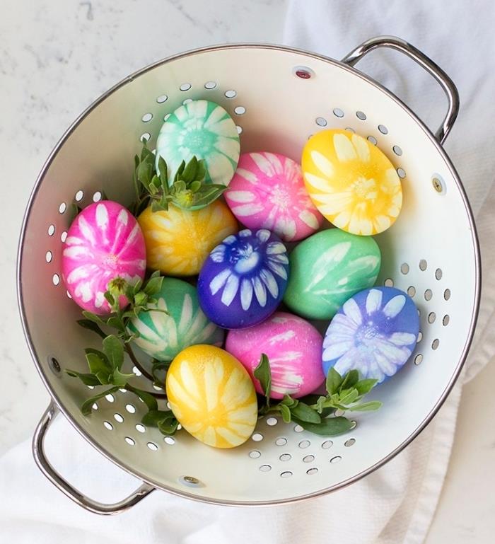 çiçek desenli paskalya dekorasyonu fikri, gıda boyası ve çiçek baskılı renkli yumurta modelleri