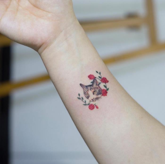 katės ir raudonų rožių riešo tatuiruotė, mažos tatuiruotės moterims, neryškus fonas