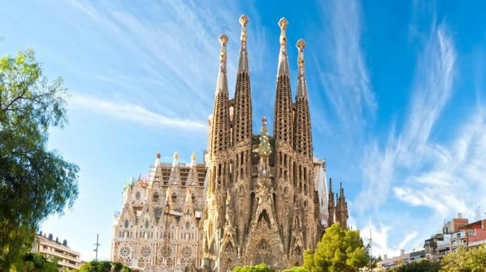 katedral-barcelona-Sagrada-Familia-Antoni-Gaudi-yeniden boyutlandırılmış