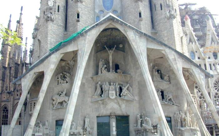 katedral-barcelona-Sagrada-Familia-Haç-yeniden boyutlandırılmış