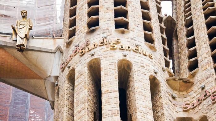katedral-barcelona-Sagrada-Familia-kuleleri-dekorasyonu-kutsal-kelime-yeniden boyutlandırılmış