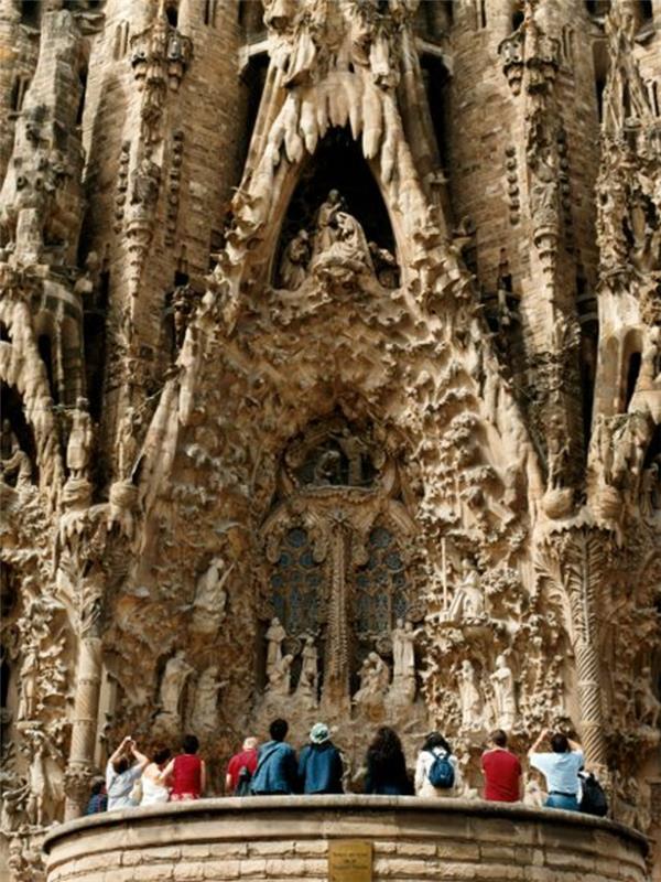 katedral-barcelona-Sagrada-Familia-detay-cephe-hayran-turistler-yeniden boyutlandırılmış