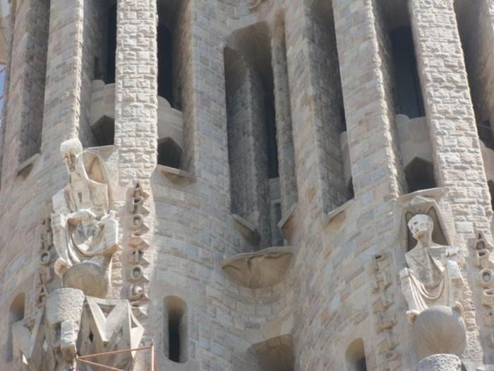 katedral-barcelona-Sagrada-Familia-detaylar-beyaz-taş-boyutlandırılmış