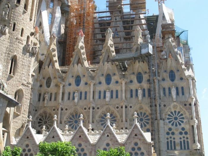 katedral-barcelona-Sagrada-Familia-gotik-elemanlar-ve-detaylar-yeniden boyutlandırılmış