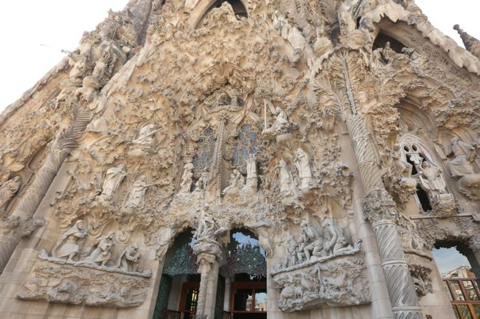 katedral-barcelona-Sagrada-Familia-gotik-elemanlar-coşkulu-yeniden boyutlandırılmış