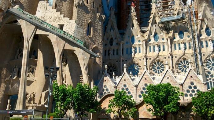 katedral-barcelona-Sagrada-Familia-dış-ilkbaharda-yeniden boyutlandırılmış