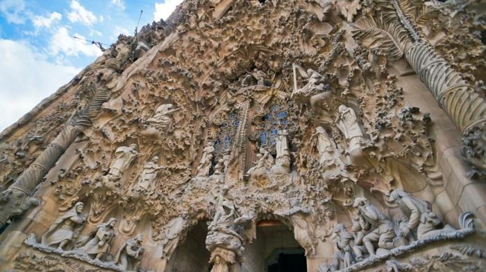 katedral-barcelona-Sagrada-Familia-cephe-inşaat-süresi-100 yılı aşkın-yeniden boyutlandırılmış