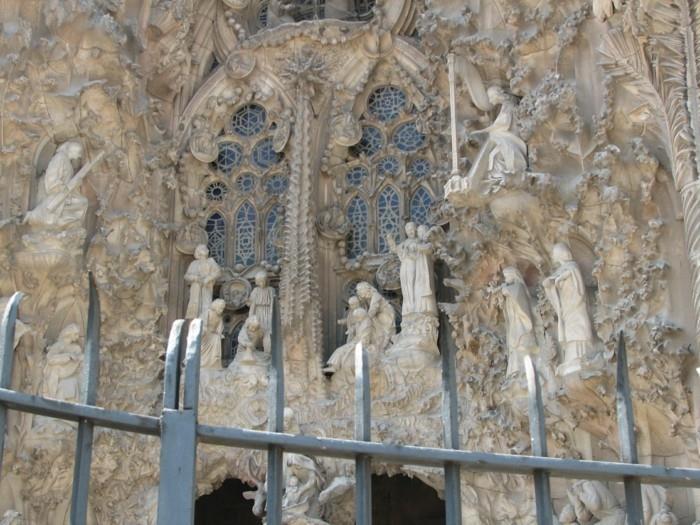 katedral-barcelona-Sagrada-Familia-insan-figürleri-yeniden boyutlandırılmış
