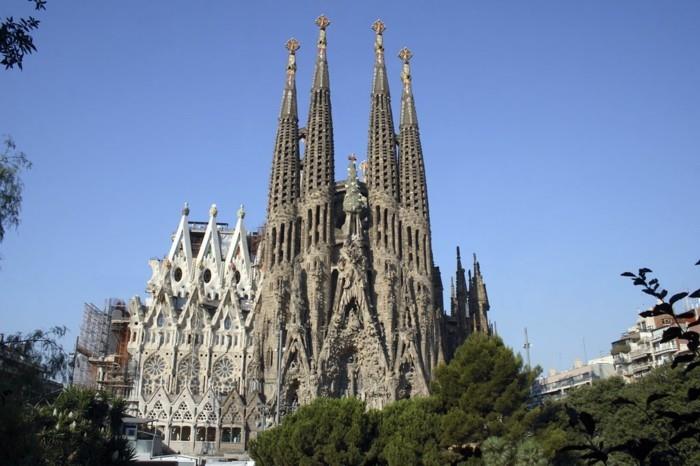katedral-barcelona-Sagrada-Familia-yeni-ve-eski-parça-yeniden boyutlandırılmış