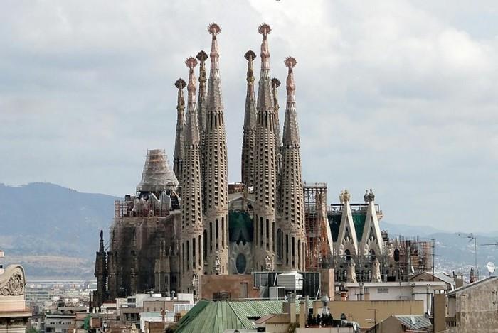 katedral-barcelona-Sagrada-Familia-yeniden boyutlandırılmış