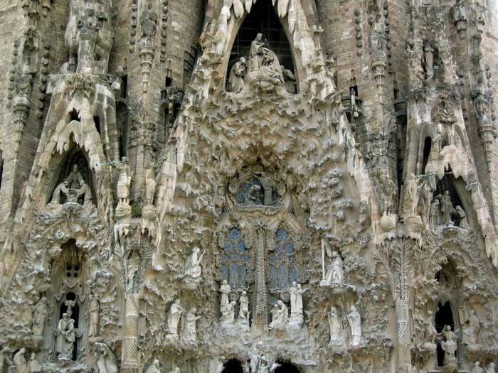 katedral-barcelona-Sagrada-Familia-zengince dekore edilmiş-yeniden boyutlandırılmış