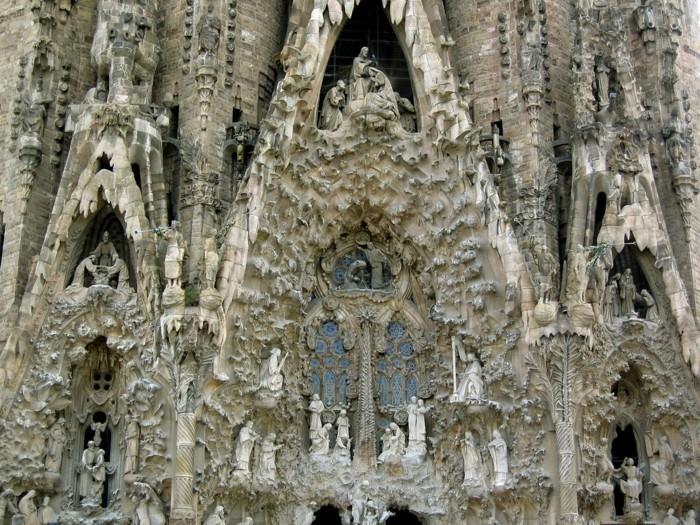 katedral-barcelona-Sagrada-Familia-zengince dekore edilmiş-yeniden boyutlandırılmış