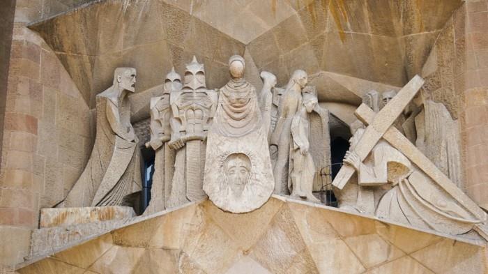 katedral-barcelona-Sagrada-Familia-scene-de-Sainte-Veronique-evangeliste-a-left-face-de-Gaudi-yeniden boyutlandırılmış