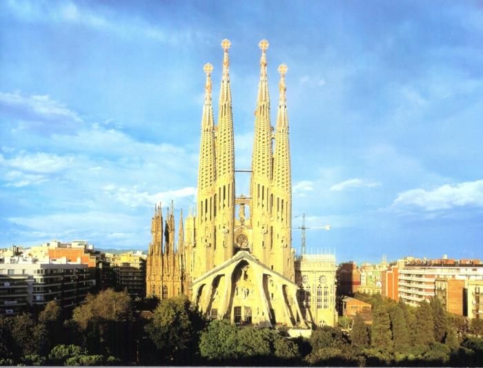 katedral-barcelona-Sagrada-Familia-şehrin-arka planında-manzara-yeniden boyutlandırılmış