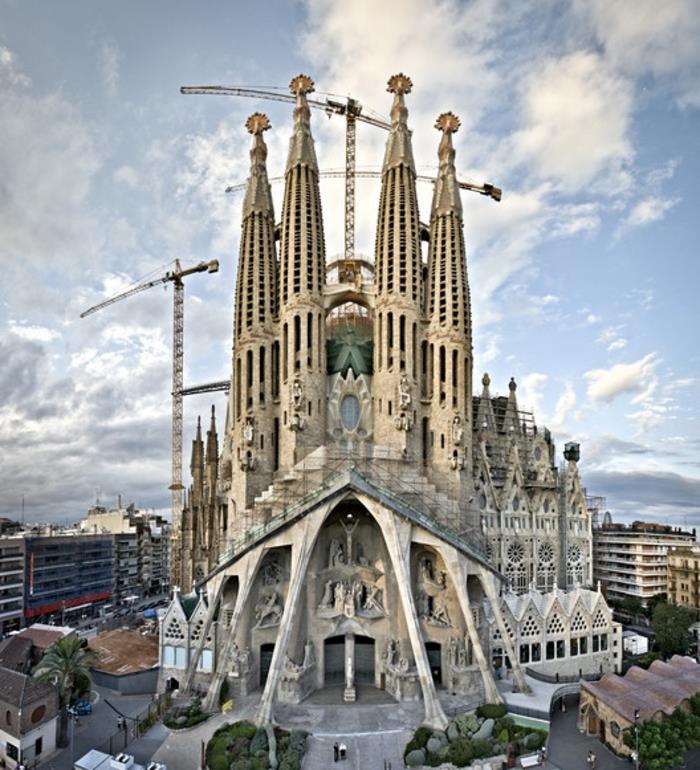 katedral-barcelona-Sagrada-Familia-Gaudi'nin-mücevherlerinden-biri-yeniden boyutlandırılmış