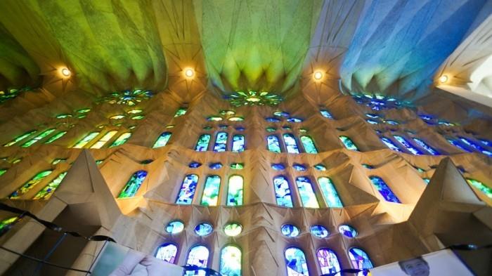 katedral-barcelona-Sagrada-Familia-şekillerin ve renklerin büyüsü-yeniden boyutlandırılmış