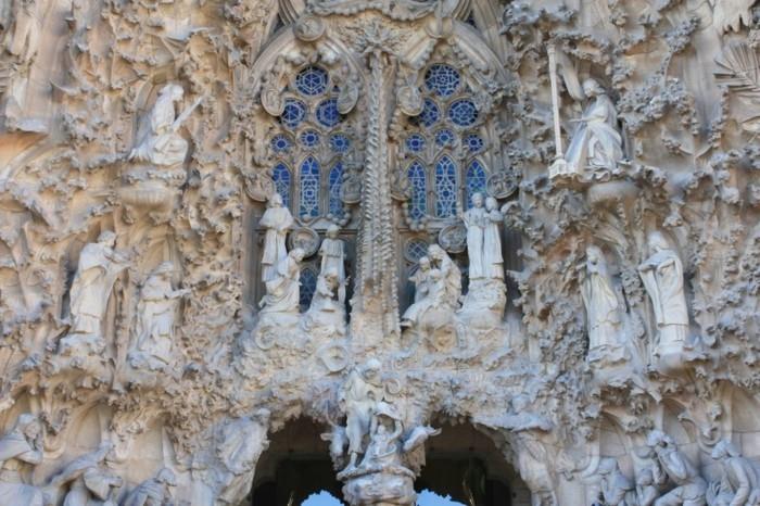 katedral-barcelona-Sagrada-Familia-mavi-cam-cephe-yeniden boyutlandırılmış