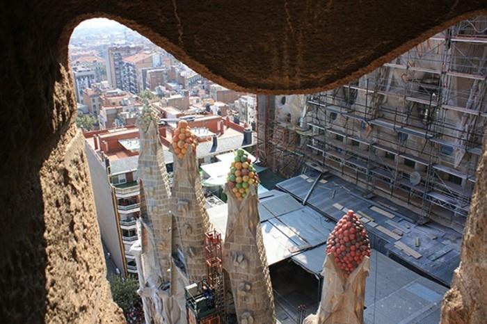 katedral-barcelona-Sagrada-Familia-küçük kulelerde-görünüm-yeniden boyutlandırılmış
