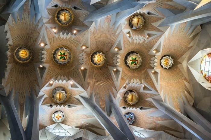 katedral-barcelona-Sagrada-Familia-görünüm-eksantrik-tavan-yeniden boyutlandırılmış