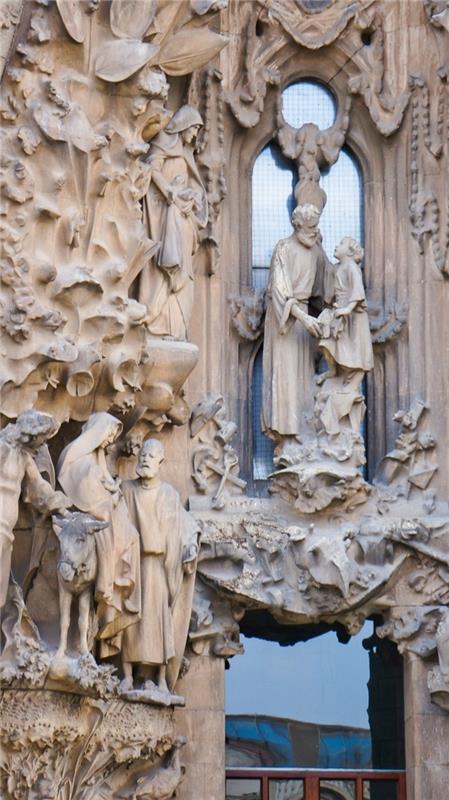 katedrale-barcelona-Sagrada-sağda-İsa-ve-Joseph-solda-Mısır'a uçuş-yeniden boyutlandırılmış