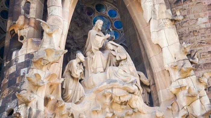 katedral-barcelona-Sagrada-Bakire-Meryem'in-taç giyme töreni-yeniden boyutlandırılmış