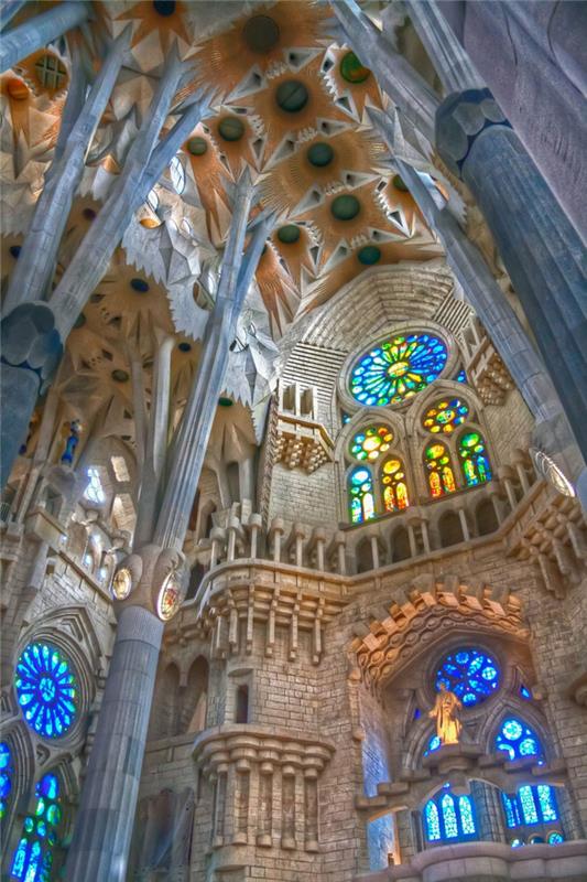 katedral-barcelona-Sagrada-cam-lumiere-en-bleu-yeniden boyutlandırılmış