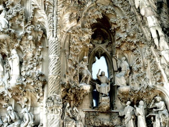 katedral-barcelona-insan-figürlerinin-detayları-cephe-üzerinde-yeniden boyutlandırılmış