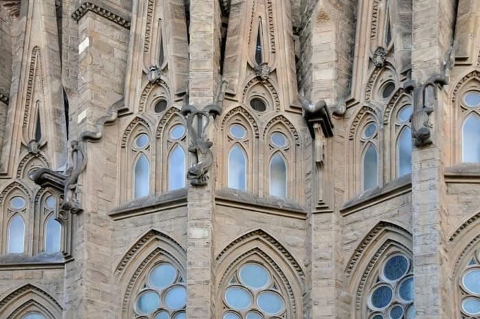 katedral-barcelona-yılan-ve-kertenkele-detayları-pencereleri-çevreleyen-yeniden boyutlandırılmış